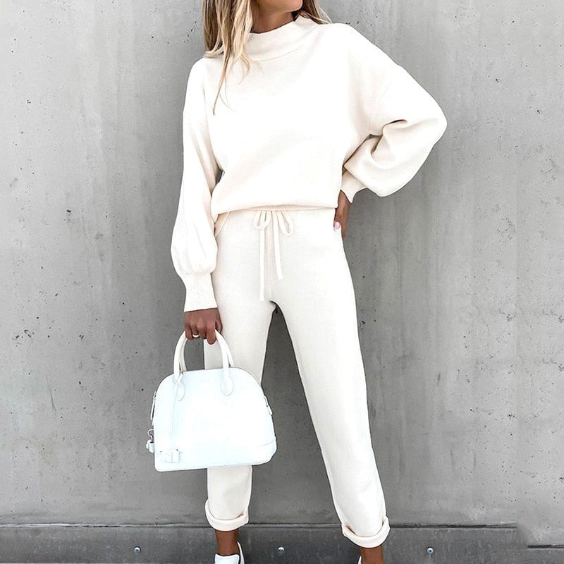 Plush & cozy women's balloon sleeve loungewear set, designed for ultimate comfort and relaxed style.