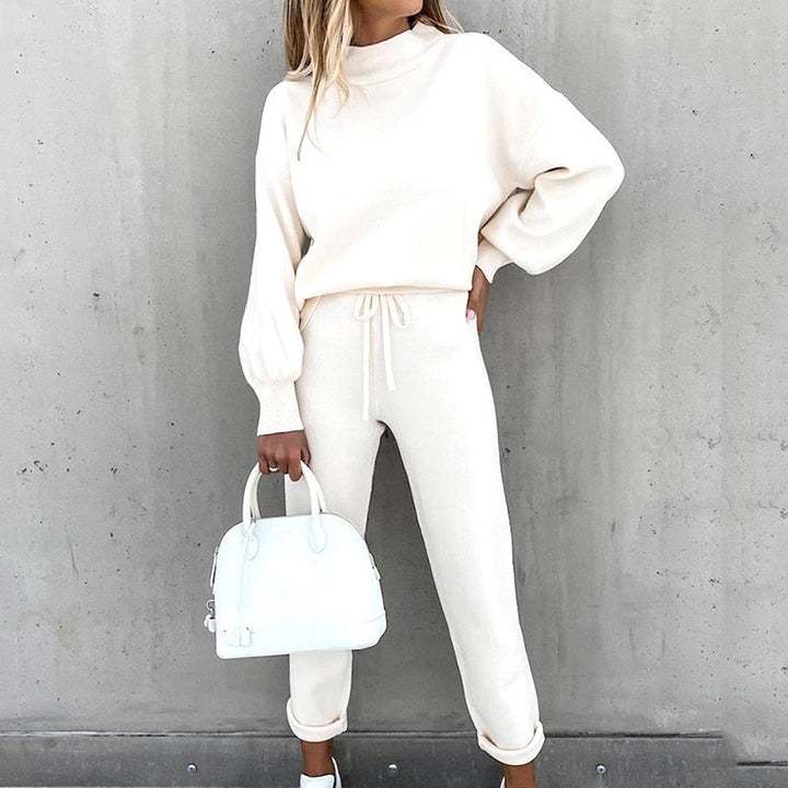 Plush & cozy women's balloon sleeve loungewear set, designed for ultimate comfort and relaxed style.