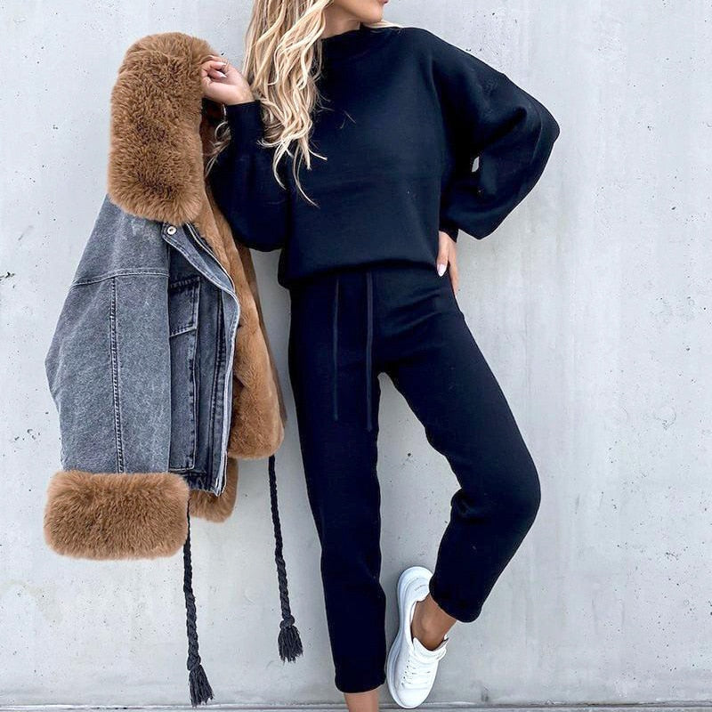 A versatile women's cozy loungewear set, complete with stylish balloon sleeves and comfortable fitting pants.