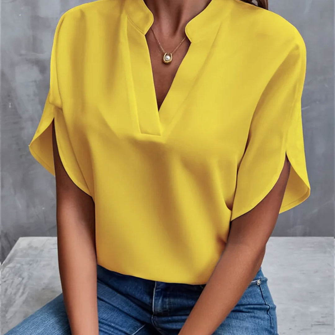Fashionable women's summer blouse with short sleeves, ideal for casual outings.