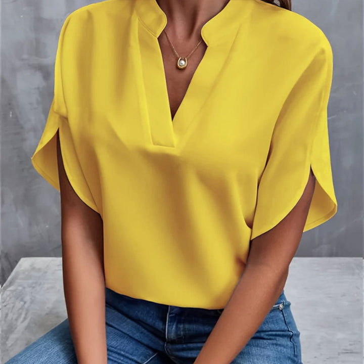 Fashionable women's summer blouse with short sleeves, ideal for casual outings.