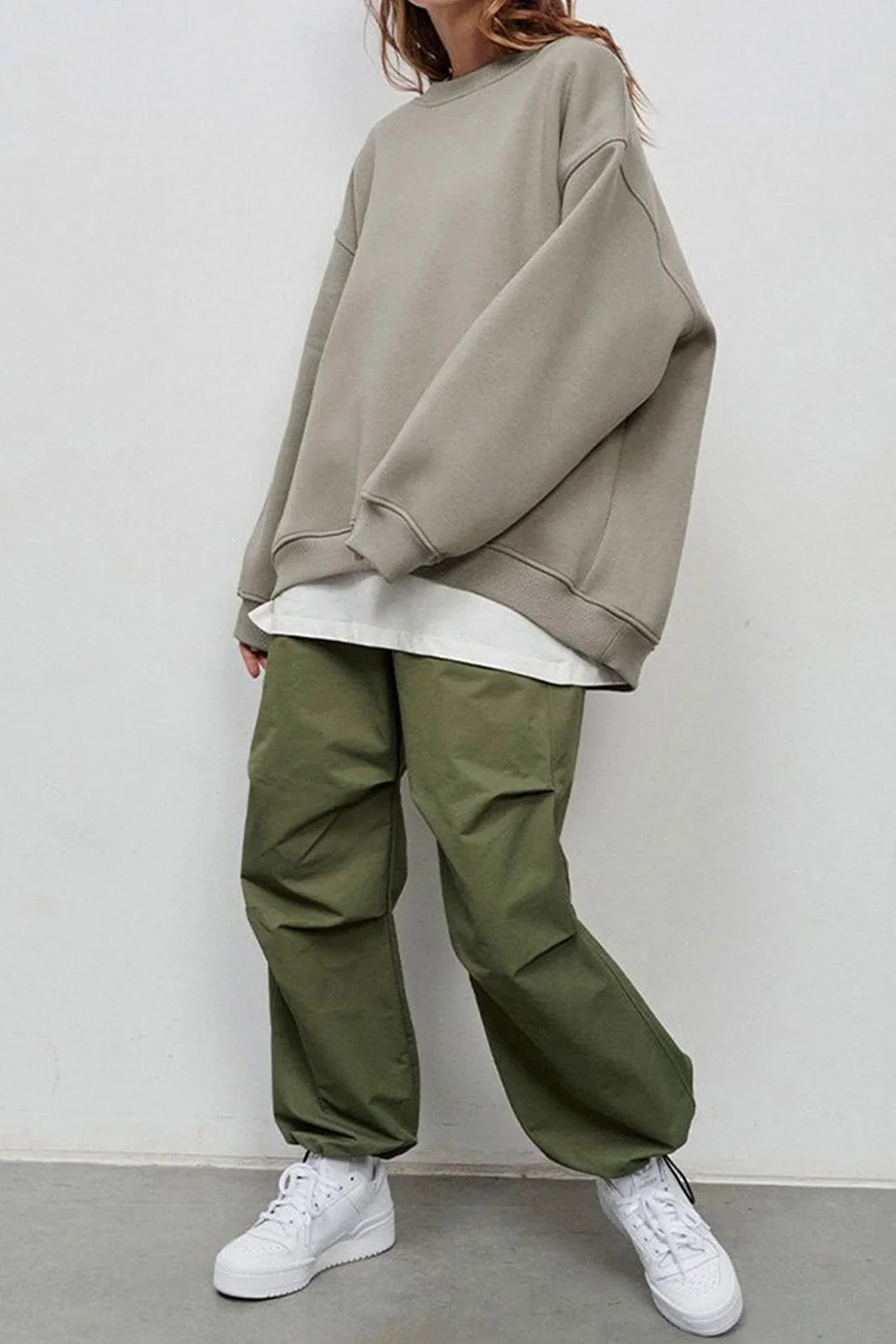 Trendy women's oversized round neck sweatshirt, a cozy fashion pullover for autumn and casual outfits.