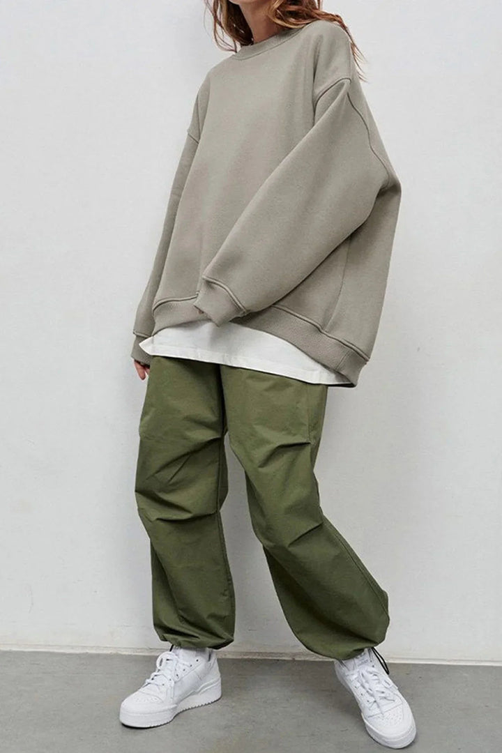 Trendy women's oversized round neck sweatshirt, a cozy fashion pullover for autumn and casual outfits.