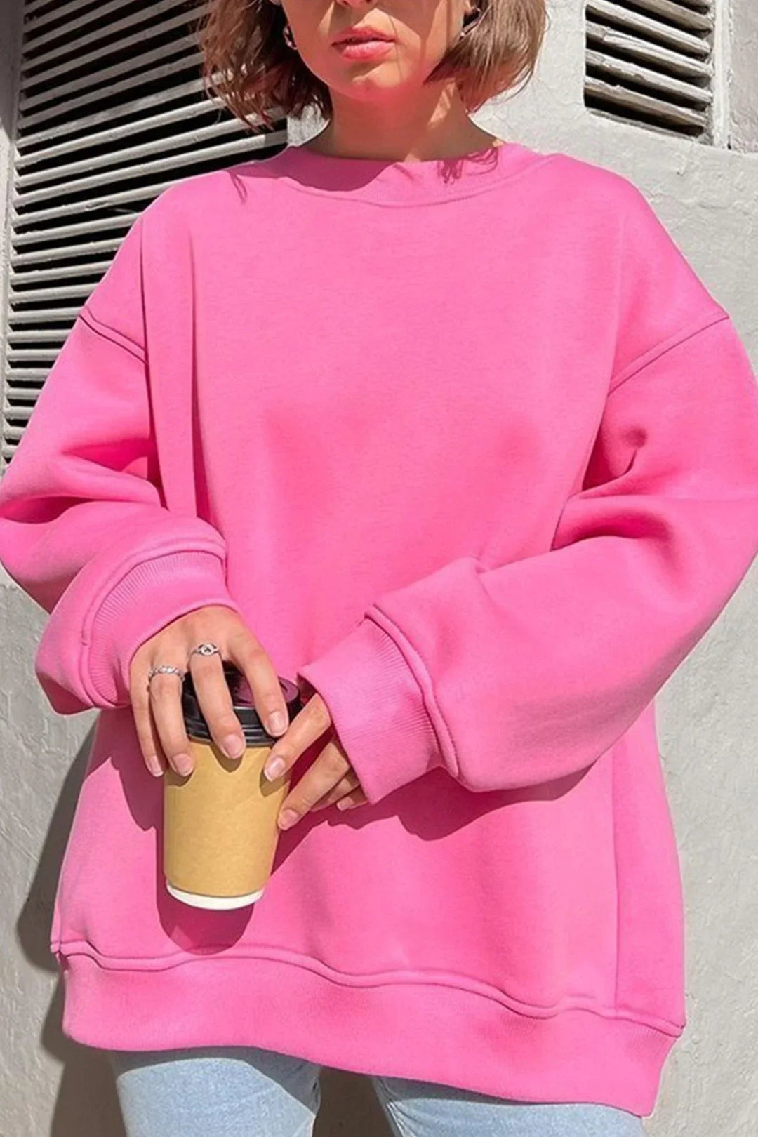 Oversized women's pullover with a loose fit and round neck, ideal for casual and comfortable fashion.