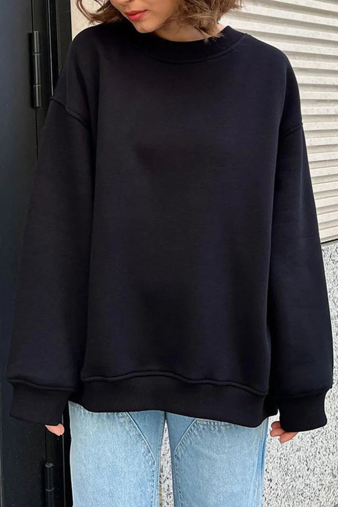 Round neck women's oversized sweatshirt, a cozy pullover with a loose fit for relaxed style.