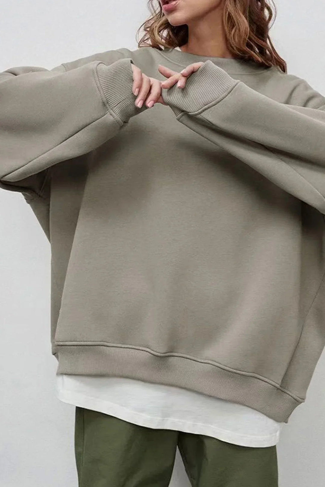 Colorful women's oversized round neck sweatshirt, a cozy and comfortable pullover for casual fashion.