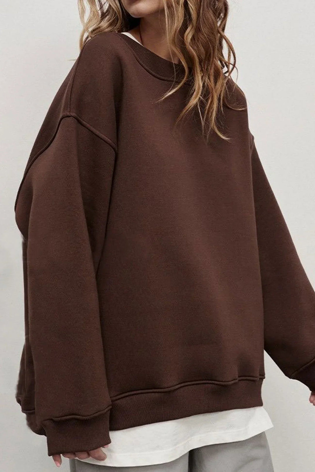 Stylish women's oversized round neck pullover sweatshirt, featuring a loose fit for ultimate comfort.