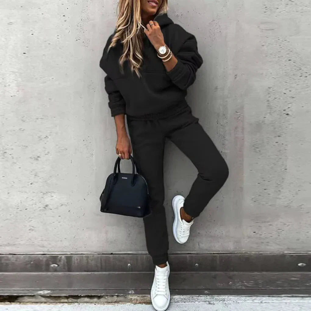 Women's cozy winter activewear tracksuit, perfect for lounging or sporty activities.