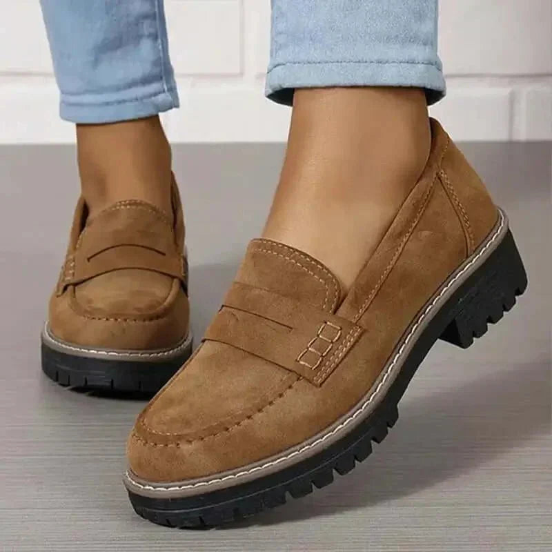 Fashionable women's platform loafers, versatile slip-on shoes perfect for casual wear.