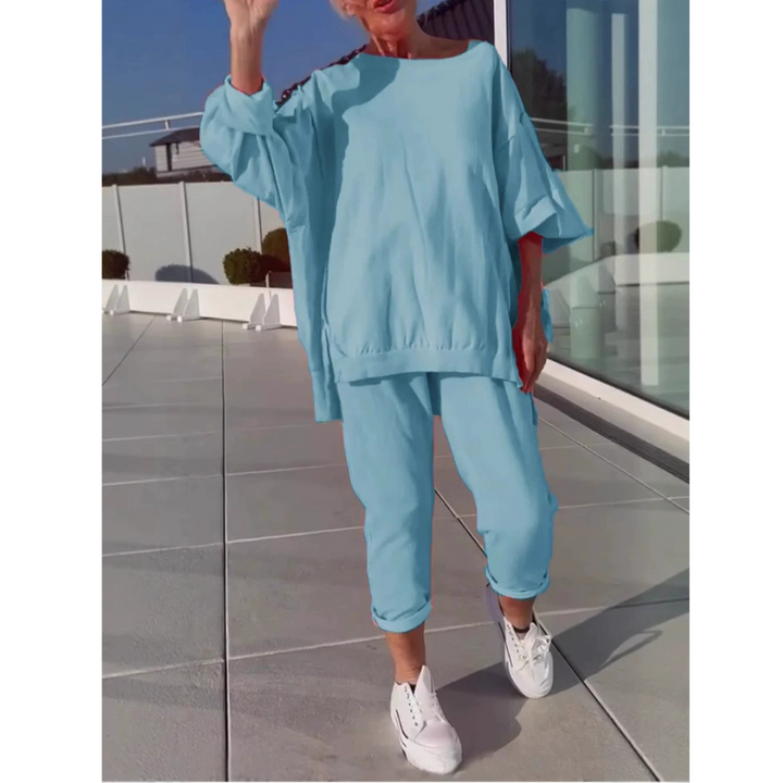 Soft women's leisurewear set with relaxed fit, perfect for home comfort or versatile casual outings.