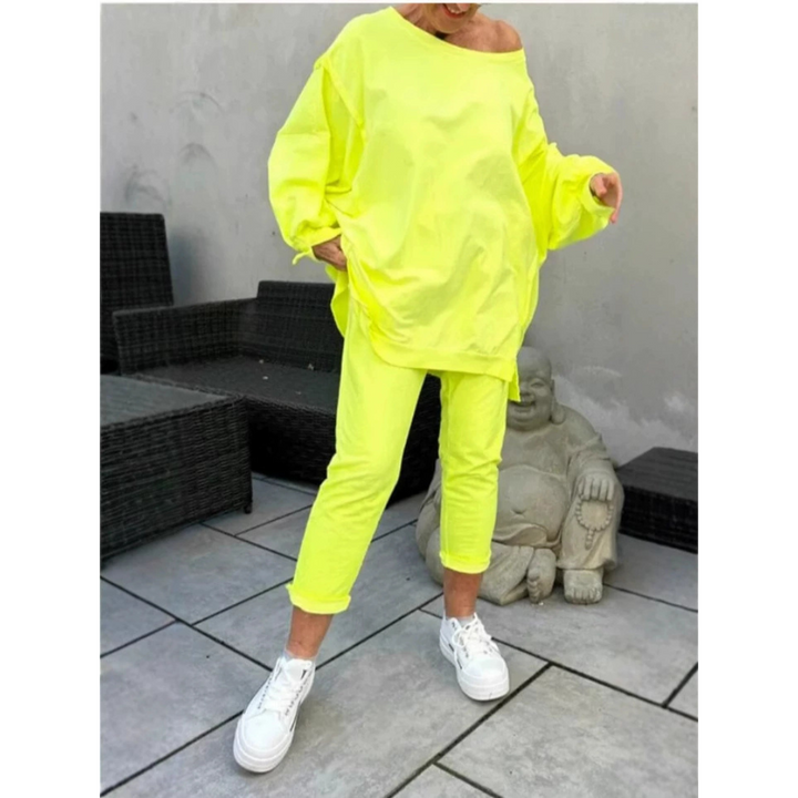 Premium women's home clothing comfort set, soft fabric, relaxed fit for luxurious and cozy leisurewear.