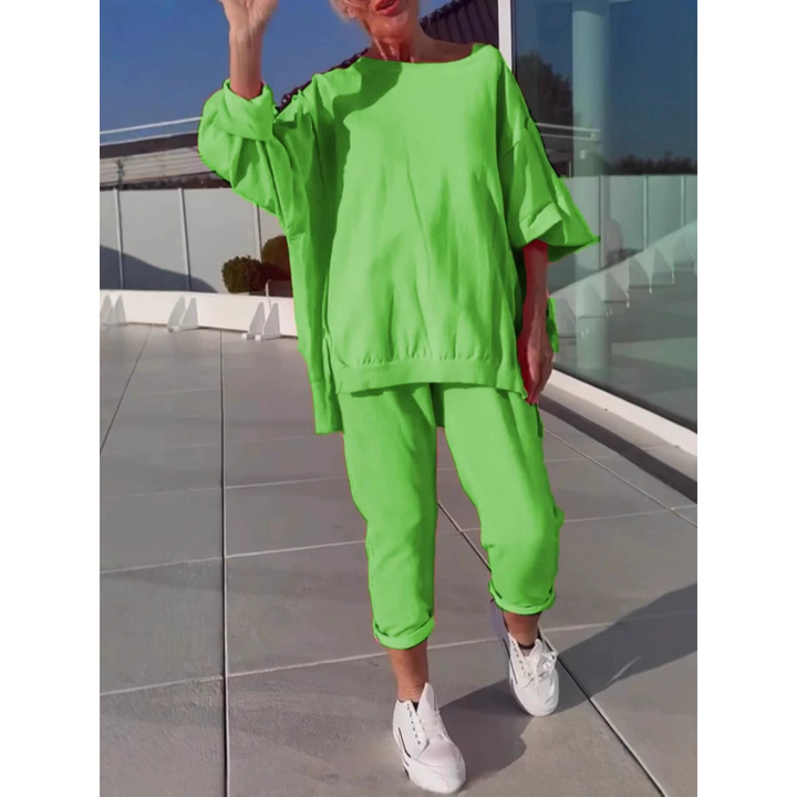 Modern women's casual comfort set, soft, breathable fabric, relaxed fit for elegant daily loungewear.