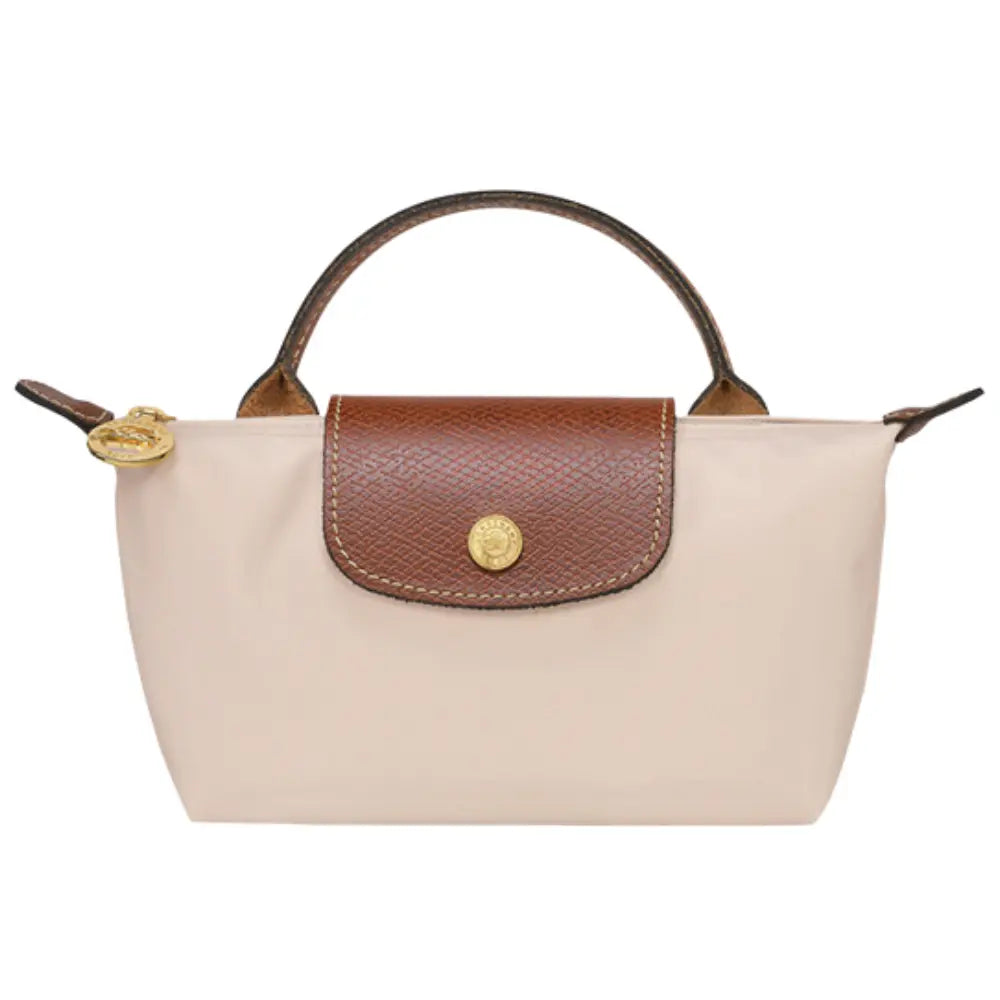 Lifestyle image of the Elan crossbody bag, an ideal everyday fashion accessory.