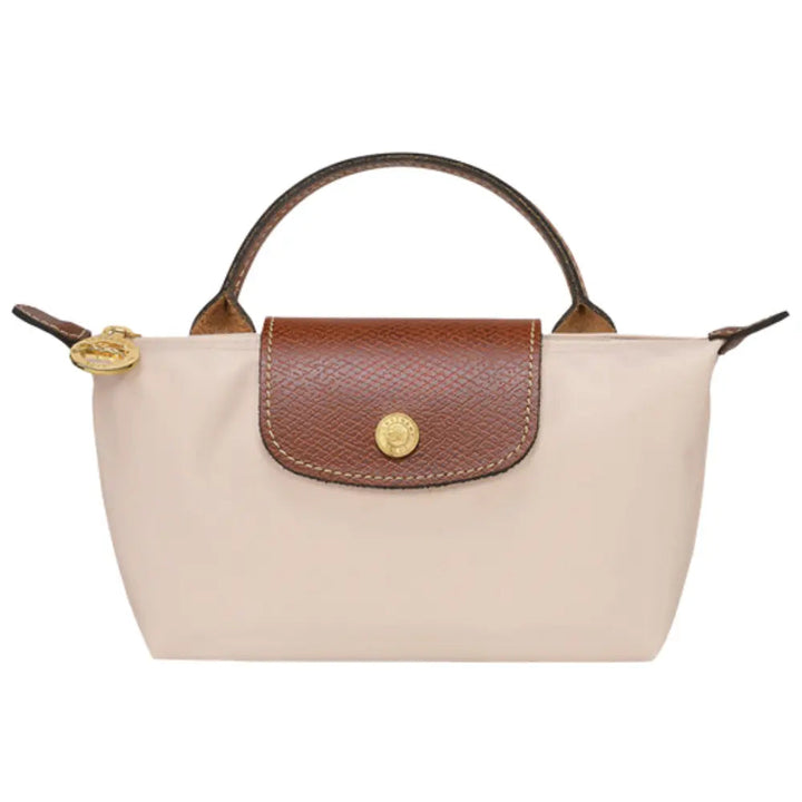 Lifestyle image of the Elan crossbody bag, an ideal everyday fashion accessory.