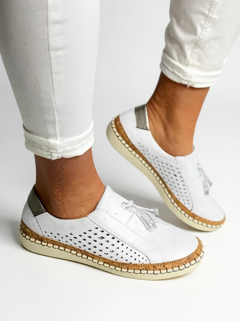 Fashionable women's tassel shoes, ideal for casual and work occasions.