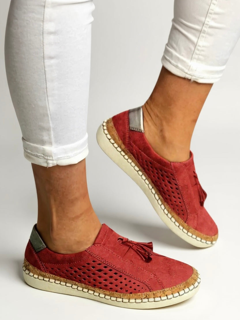 Versatile women's fashion shoes: elegant tassel slip-ons for everyday style.