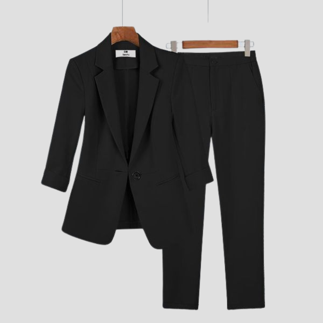 Complete women's outfit: an elegant two-piece blazer and trousers set, perfect for a chic & professional look.