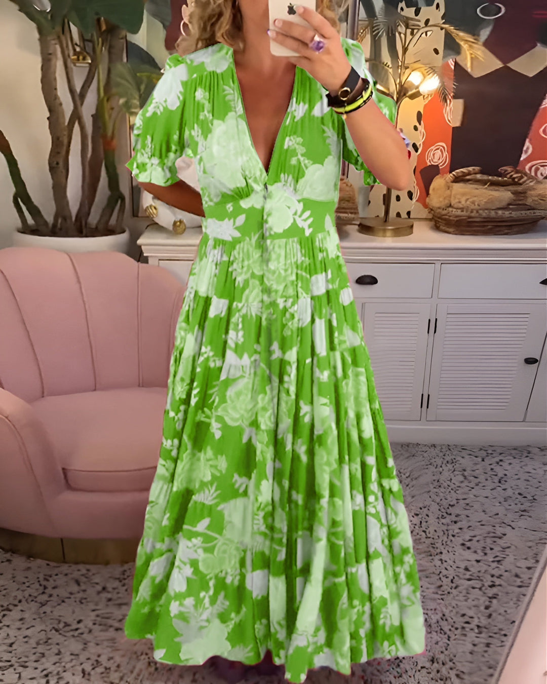 Comfortable women's floral print V-neck dress, midi length with convenient pockets, suitable for spring fashion.