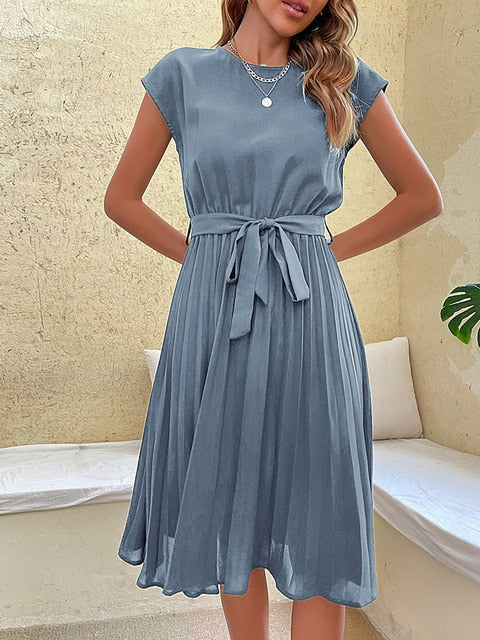 Casual women's midi summer dress featuring elegant pleats and a comfortable fit