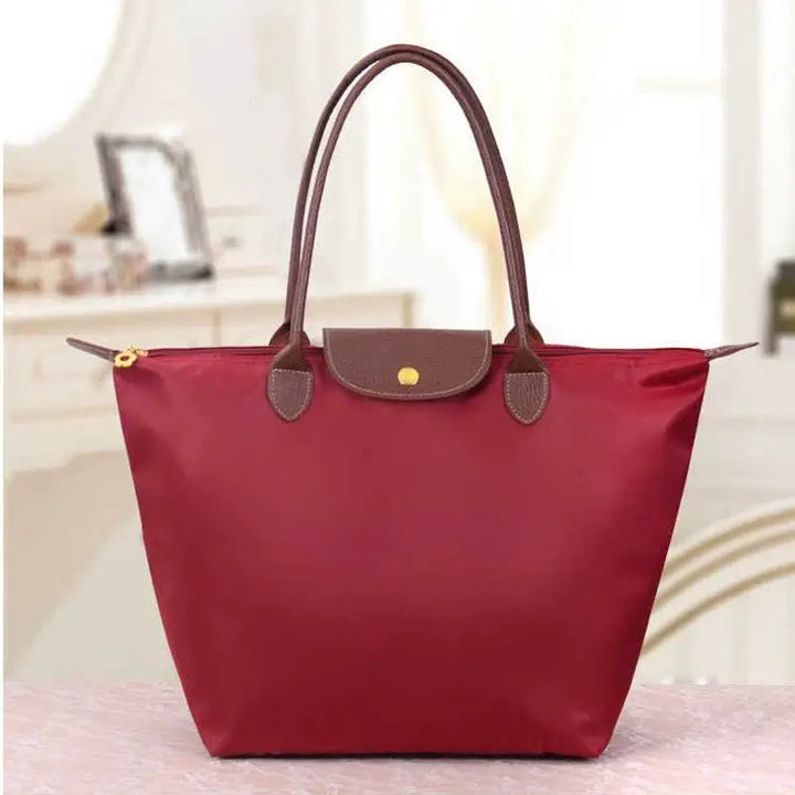 Women's sophisticated shoulder handbag, classic style, great for versatile fashion looks.