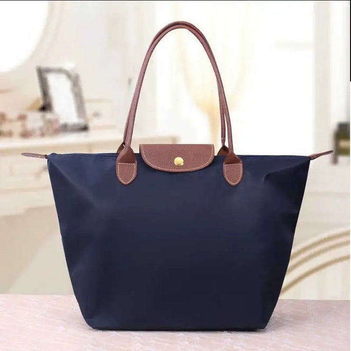 Modern women's shoulder bag, large capacity for daily essentials, elegant and practical.