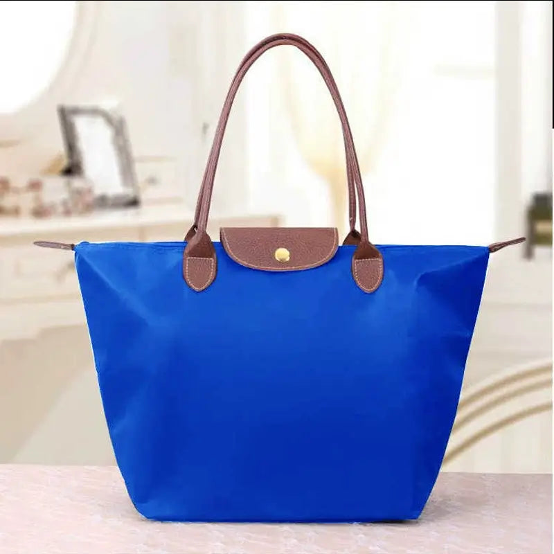 Versatile women's tote bag in a textured finish, ideal for everyday style and fashion.