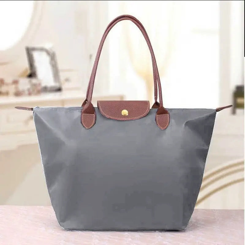 Fashionable women's everyday shoulder bag, stylish and comfortable for daily use.