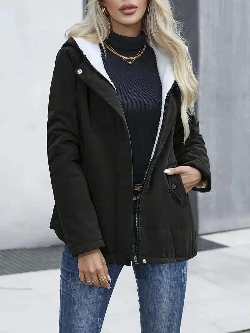 Practical and stylish women's zip-up jacket, ideal for everyday wear.