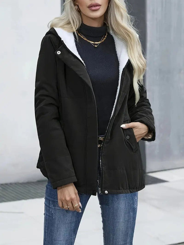 Practical and stylish women's zip-up jacket, ideal for everyday wear.