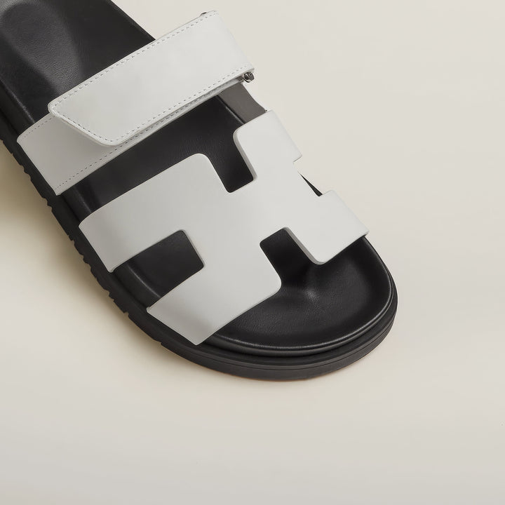 Modern cut-out flat sandals, a must-have for women's summer style