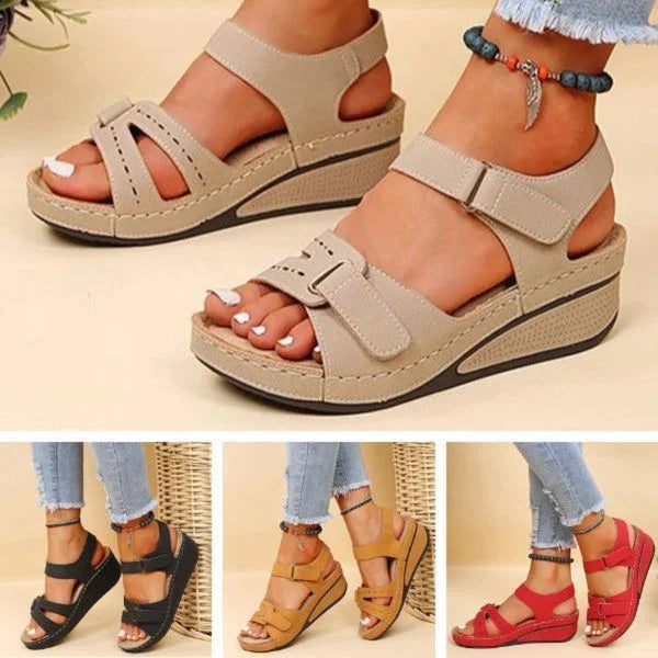 Durable women's walking shoes, beige, comfortable and adjustable, ideal for all-day outdoor and casual wear.