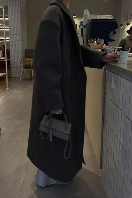 Stylish women's longline brown coat, featuring an oversized fit and classic double-breasted design.