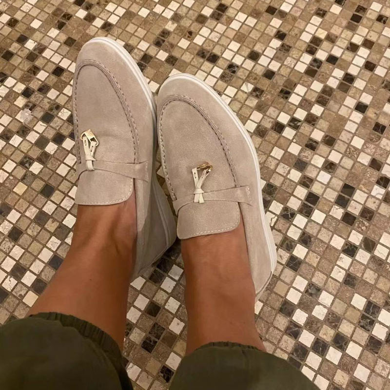 Elegant women's pointed-toe loafers, perfect for professional attire or casual wear. Comfortable flats.