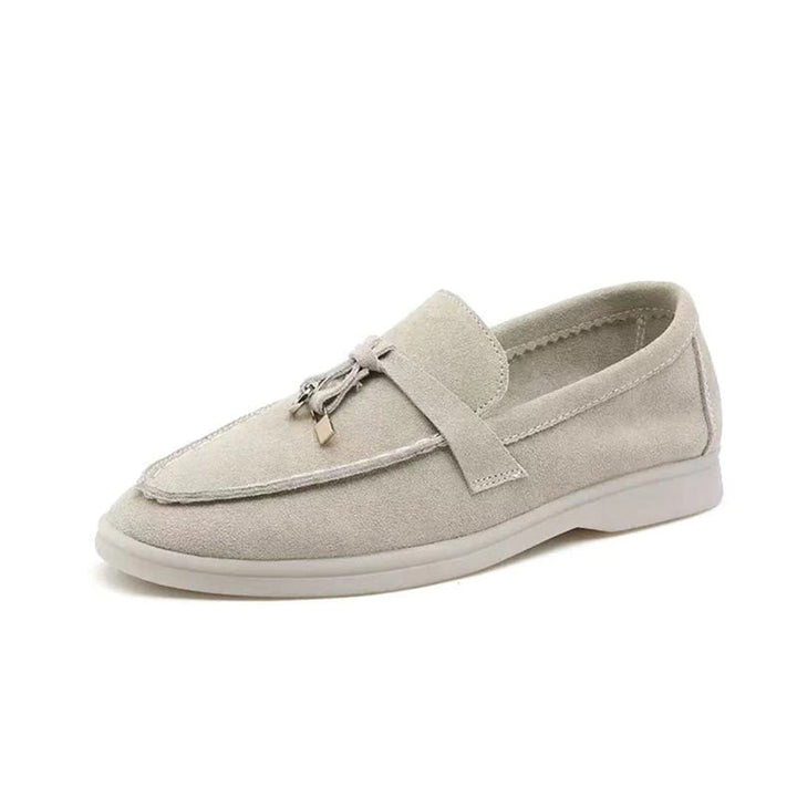 Versatile women's pointed-toe loafers; ideal for both casual outfits and professional settings. Comfortable.