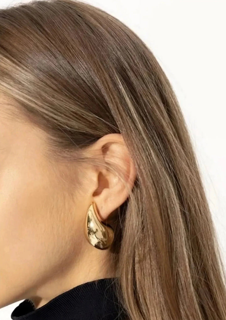 Minimalist silver polished teardrop dangle earrings for women, stainless steel.