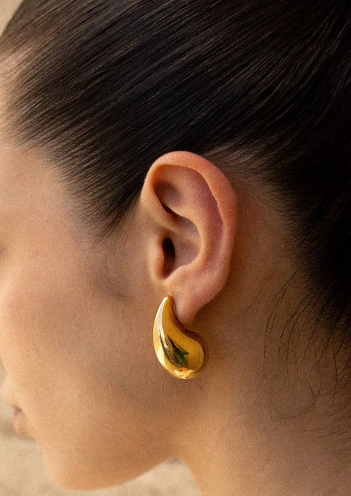 Elegant minimalist teardrop dangle earrings, polished finish, perfect for women.