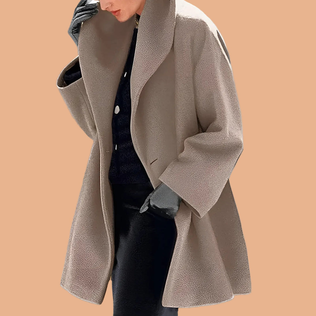 Chic women's open-front city jacket. Relaxed fit winter coat, ideal for modern urban fashion and everyday style.