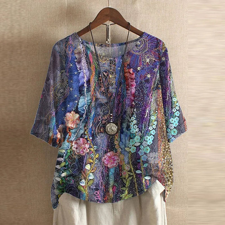 Casual chic women's retro blouse. Comfortable vintage top with flattering fit, perfect for everyday elegance.