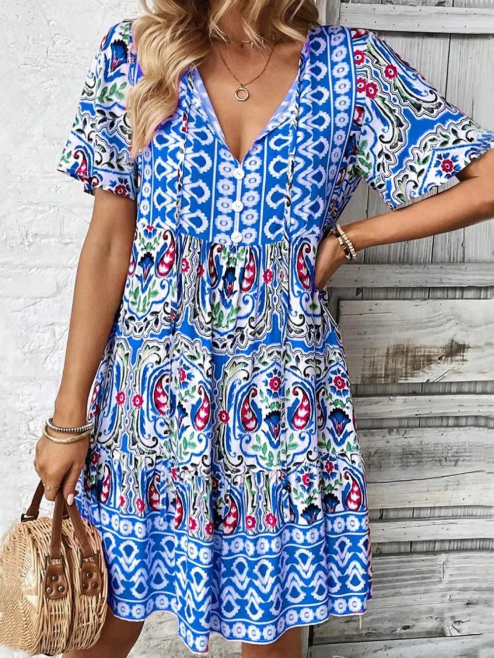 Chic women's mini dress, perfect for a relaxed summer vibe