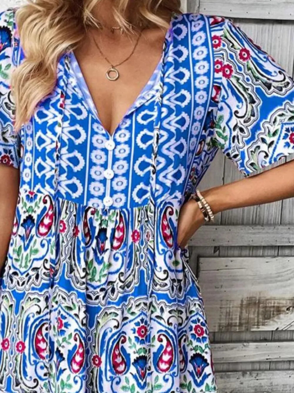 Breathable summer mini dress with short sleeves and tie detail