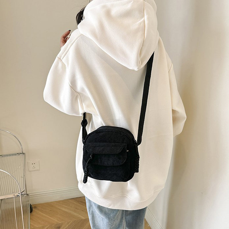 Chic crossbody bag for women, featuring a vintage look and zip pocket.
