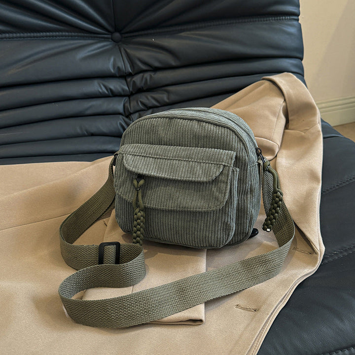Small, functional crossbody bag for women, ideal for travel and daily use.