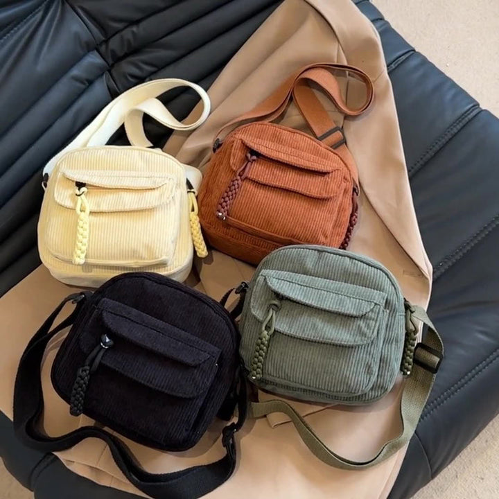 Fashionable small crossbody bag with a vintage touch and zip pocket.