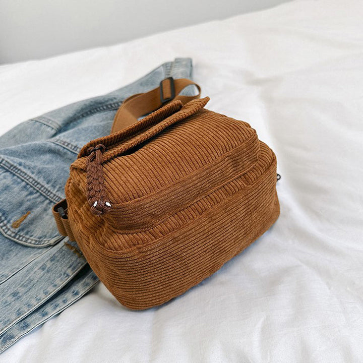 Versatile women's crossbody bag, a must-have accessory for daily outings.