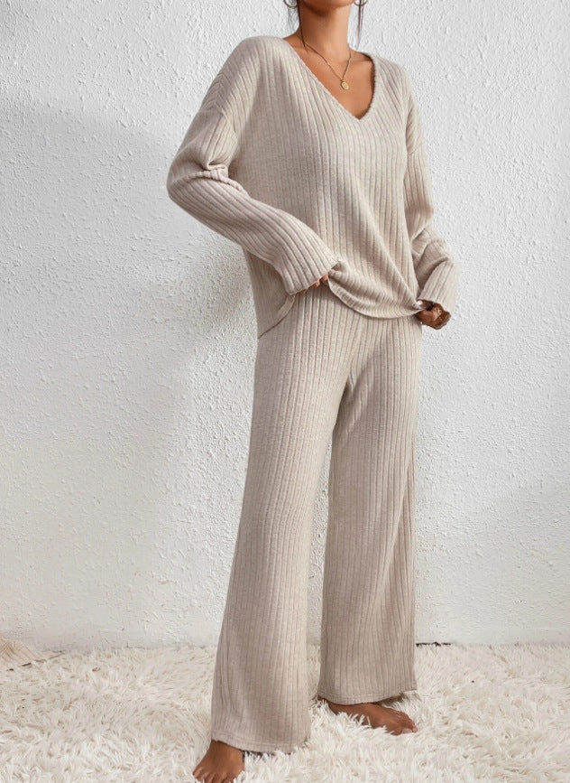 Women's soft knitted 2-piece lounge set for ultimate cozy comfort & relaxation.