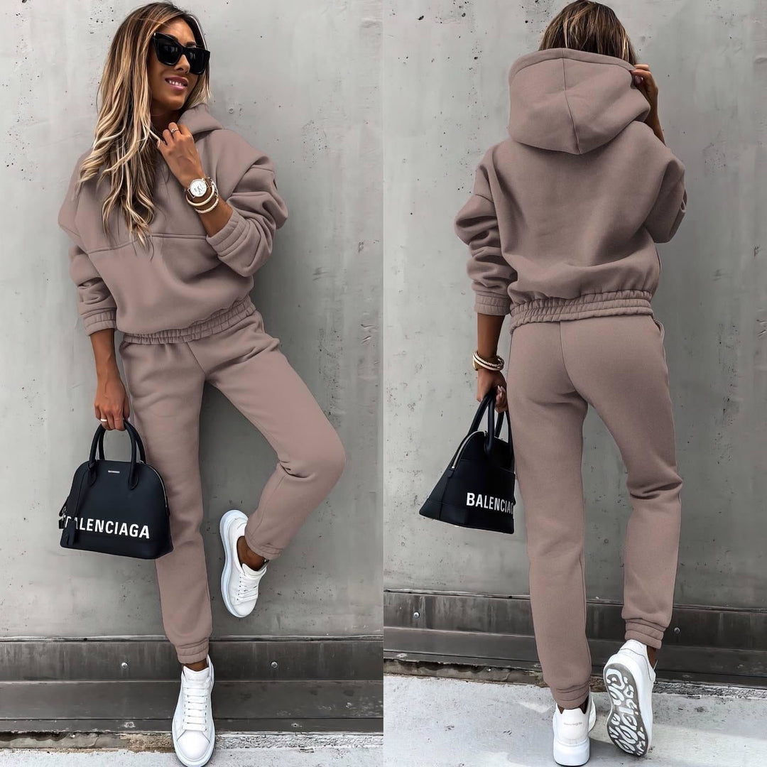 Matching women's 2-piece hooded tracksuit for ultimate comfort. Includes a stylish hoodie and jogger pants for casual wear.