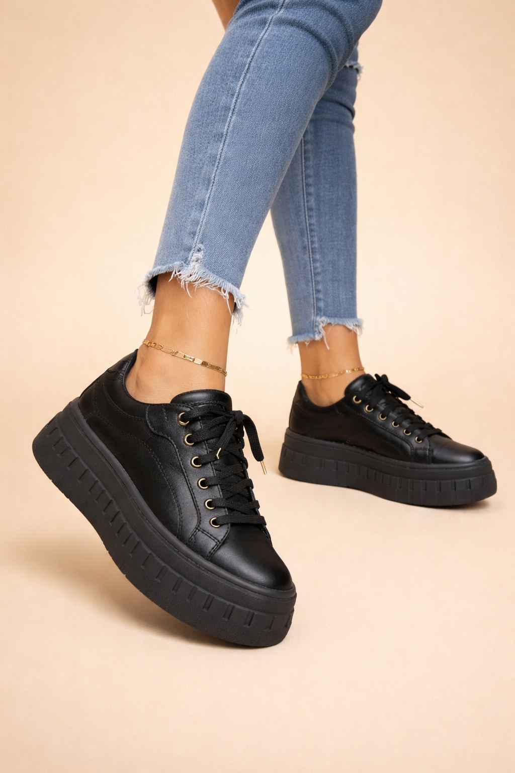 Comfortable women's plateau sneakers featuring a modern platform sole design.