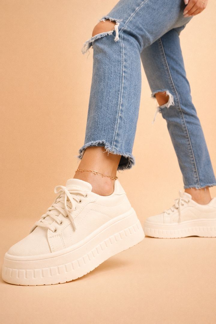 Fashionable casual shoes for women, showcasing a chic plateau sneaker style.