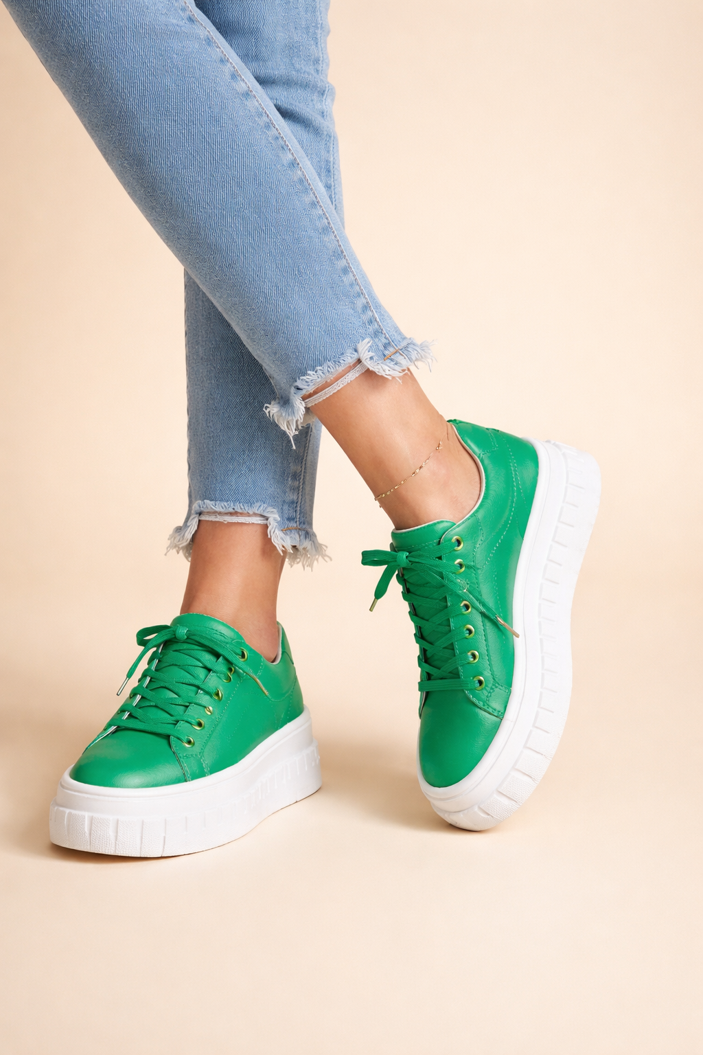 Versatile women's platform sneakers, suitable for fashion-forward casual outfits.