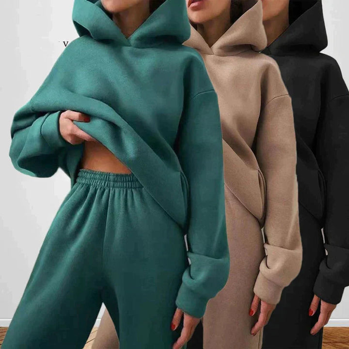 Cozy two-piece outfit for women, ideal for staying comfortable at home or on the go.